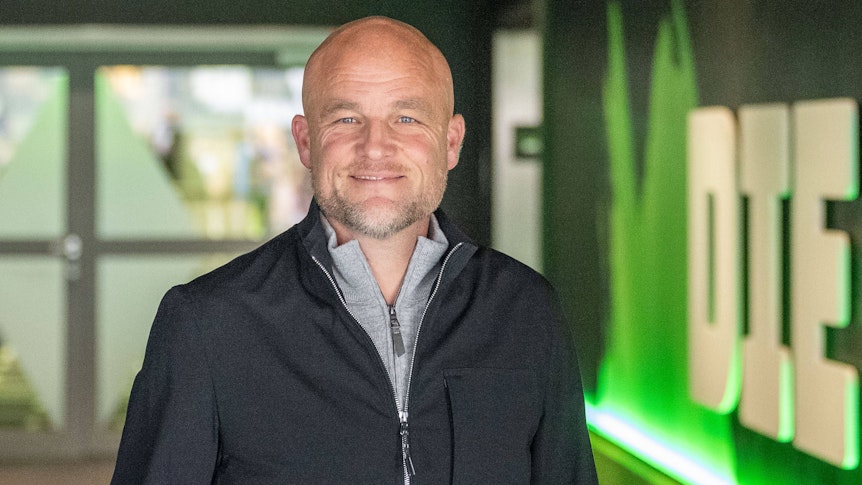 Rouven Schröder posiert auf dem Vereinsgelände von Borussia Mönchengladbach.