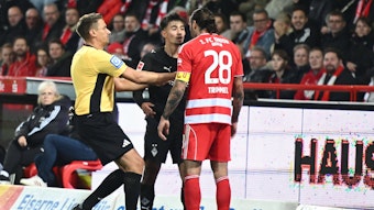 Jens Castrop und Christopher Trimmel diskutieren.