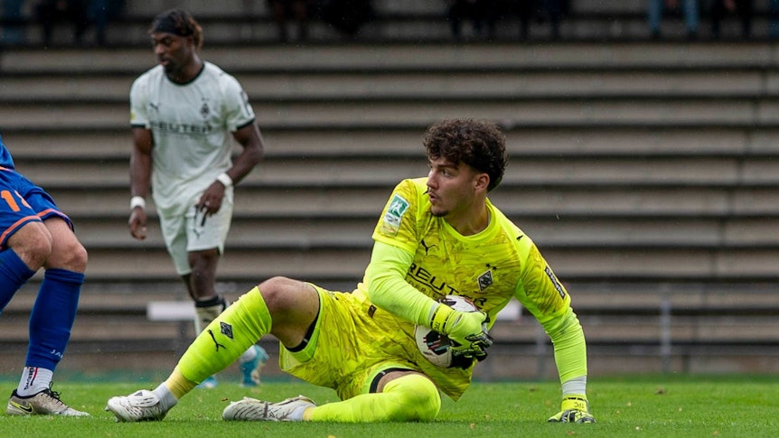 Tiago Pereira Cardoso hält einen Ball fest.