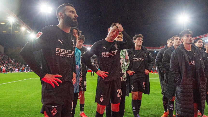 Die Gladbach-Profis stehen aufmerksam vor der Auswärtskurve.