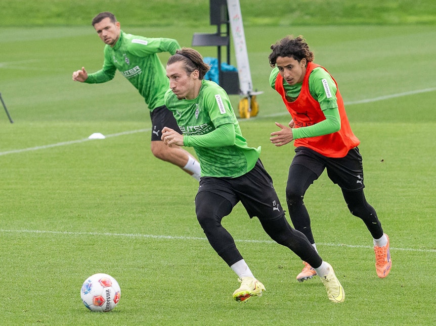 Wael Mohya jagt Rocco Reitz im Gladbach-Training.