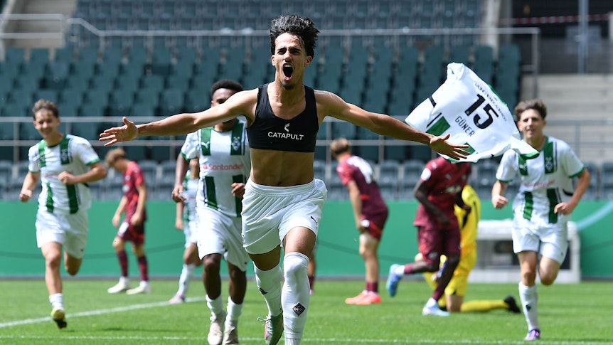 Can Armando Güner von Borussia Mönchengladbach bejubelt seinen Siegtreffer im U17-Finale um die Deutsche Meisterschaft.