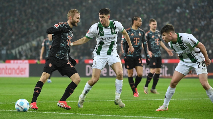 Konrad Laimer mit dem Bal im Strafraum gegen Gladbach.