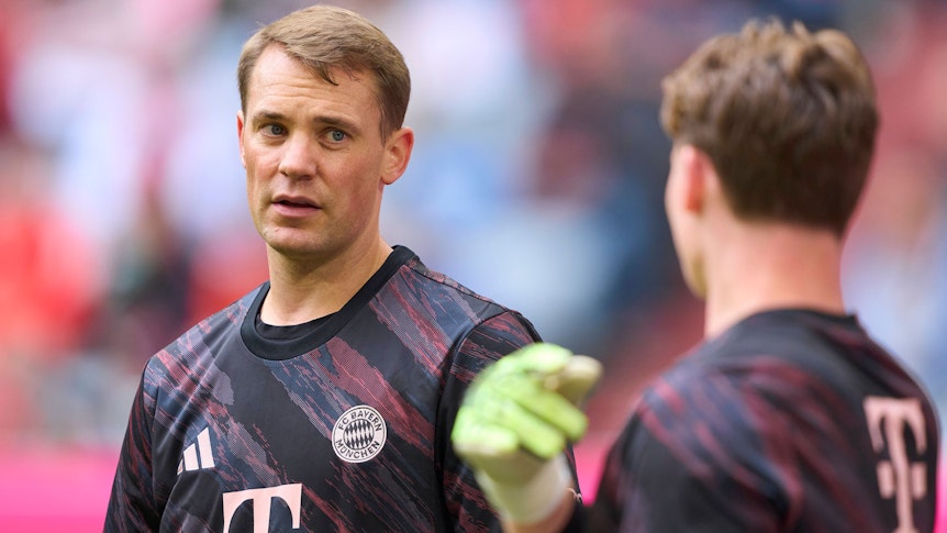 Manuel Neuer und Jonas Urbig beim Warmmachen.