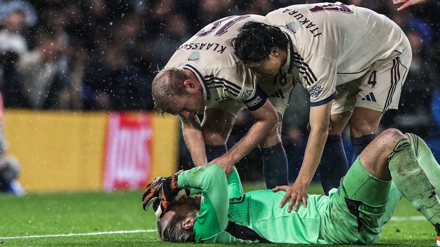 Ko Itakura tröstet seinen Keeper, der am Boden liegt.