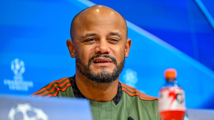 Vincent Kompany schaut fragend bei einer Pressekonferenz.