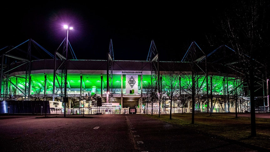 Der Borussia-Park bei Nacht.