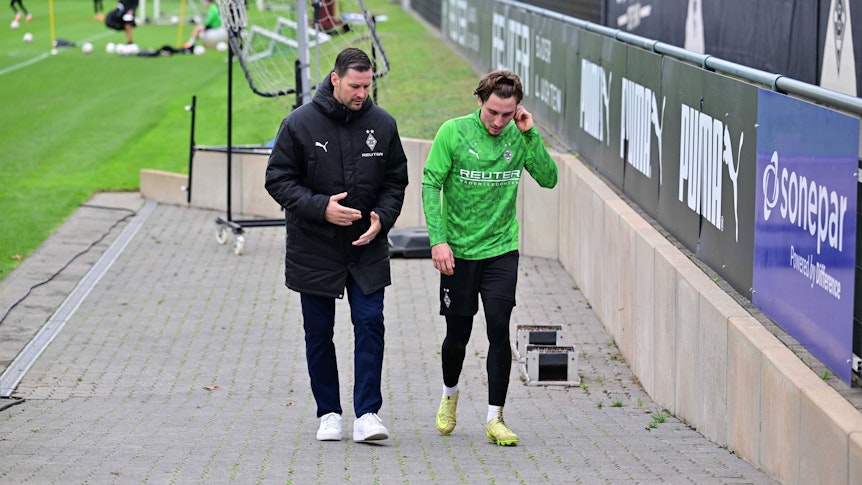 Rocco Reitz und David Zibung unterhalten sich am Trainingsgelände.