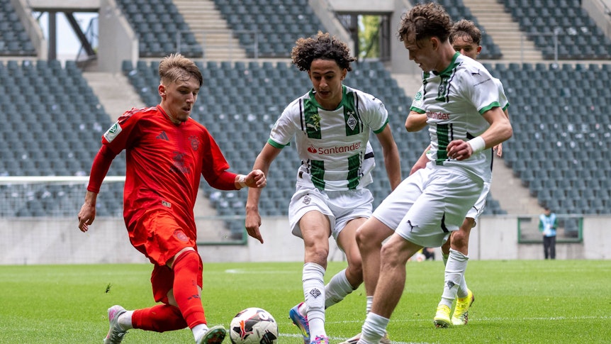 Lennart Karl dribbelt im Borussia-Park für den FC Bayern München.