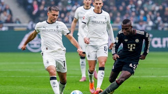 Kevin Stöger mit dem Ball gegen Bayern.