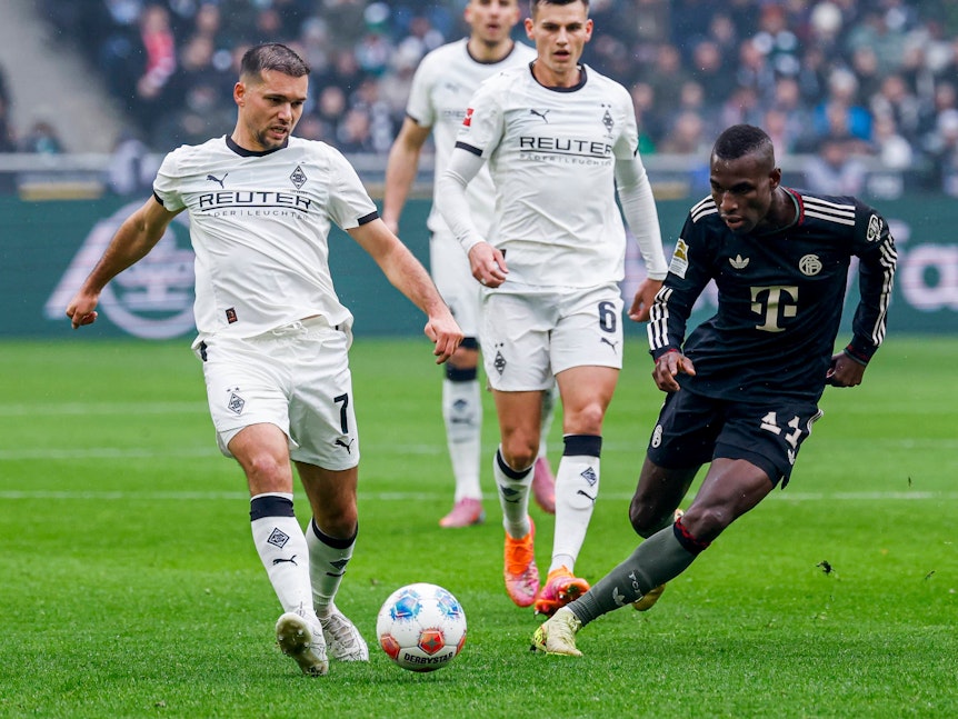 Kevin Stöger mit dem Ball gegen Bayern.