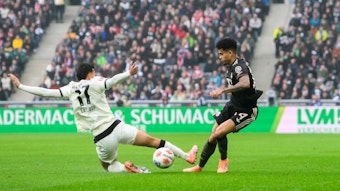 Jens Castrop grätscht gegen Luis Diaz.