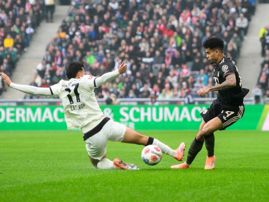 Jens Castrop grätscht gegen Luis Diaz.