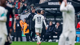Jens Castrop geht nach seiner Roten Karte gegen den FC Bayern vom Feld.