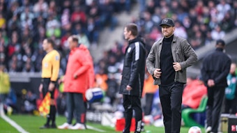 Trainer Eugen Polanski von Borussia Mönchengladbach steht an der Seitenlinie.