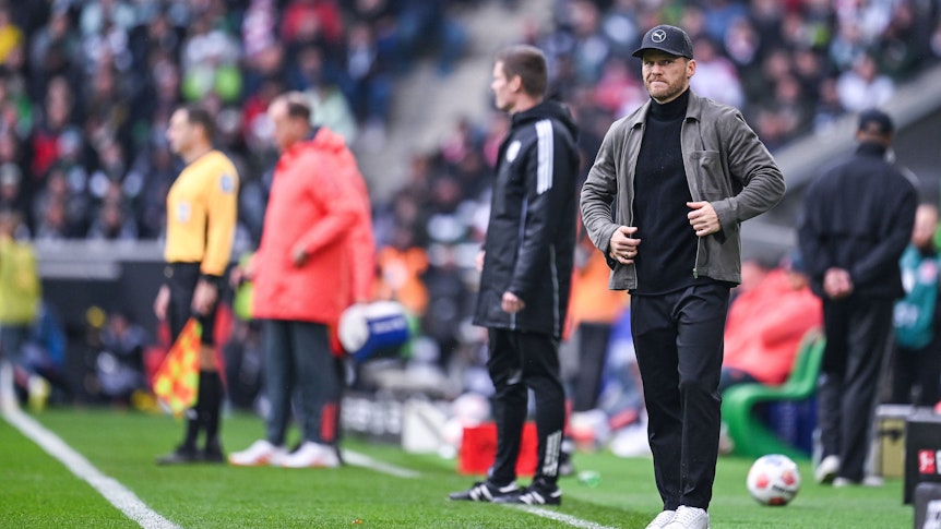 Trainer Eugen Polanski von Borussia Mönchengladbach steht an der Seitenlinie.