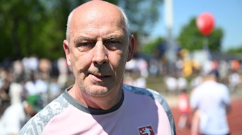 Mario Basler guckt bei einem Freizeit-Kick schlecht gelaunt in die Kamera.