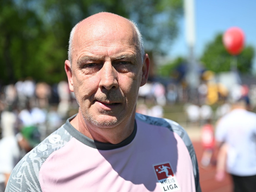Mario Basler guckt bei einem Freizeit-Kick schlecht gelaunt in die Kamera.