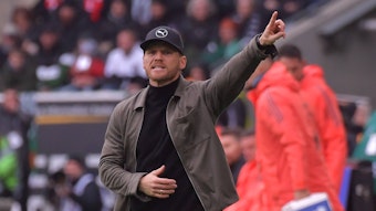 Eugen Polanski gestikuliert mit dem linken Arm.