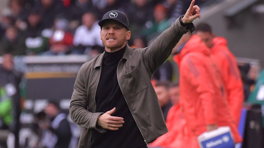 Eugen Polanski gestikuliert mit dem linken Arm.