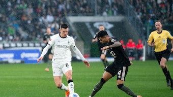 Yannik Engelhardt im Spiel zwischen Borussia Mönchengladbach und dem FC Bayern beim Zweikampf mit Luis Díaz.