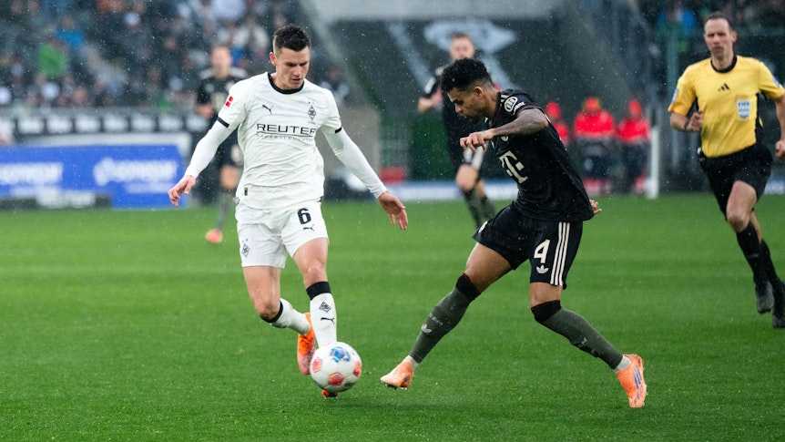Yannik Engelhardt im Spiel zwischen Borussia Mönchengladbach und dem FC Bayern beim Zweikampf mit Luis Díaz.