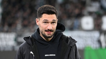 Der verletzte Tim Kleindienst vor einem Spiel in Alltagskleidung.