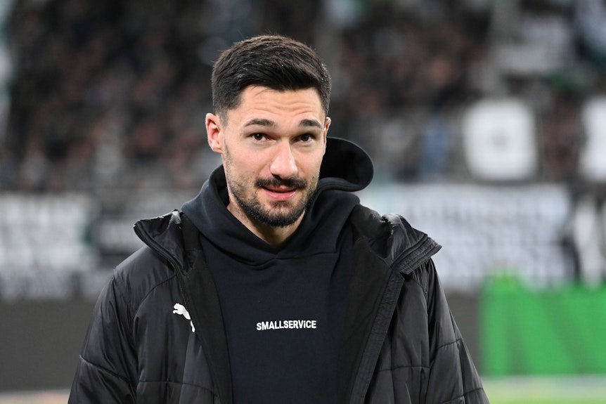 Der verletzte Tim Kleindienst vor einem Spiel in Alltagskleidung.