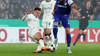 Yannik Engelhardt mit einer sauberen Grätsche.