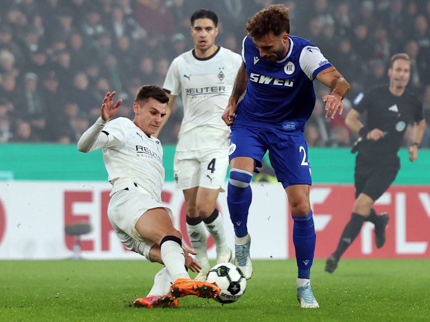 Yannik Engelhardt mit einer sauberen Grätsche.