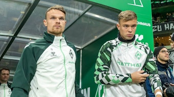 Keke Topp und Christian Groß kommen aus dem Spielertunnel.