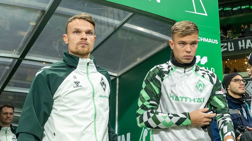 Keke Topp und Christian Groß kommen aus dem Spielertunnel.