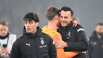 Haris Tabakovic nimmt Moritz Nicolas in den Arm.