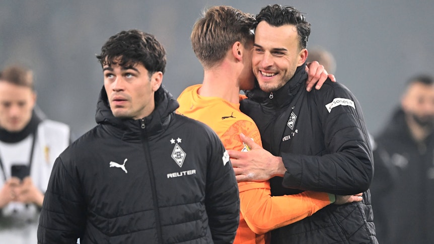 Haris Tabakovic nimmt Moritz Nicolas in den Arm.