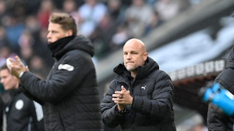 Rouven Schröder schaut an der Seitenlinie verstohlen auf Jonas Omlin.