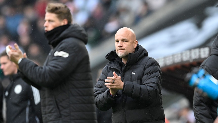 Rouven Schröder schaut an der Seitenlinie verstohlen auf Jonas Omlin.