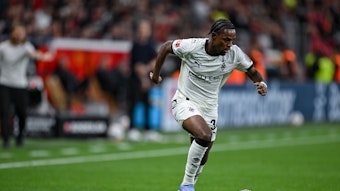 Charles Herrmann dribbelt für Gladbach.