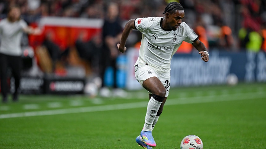 Charles Herrmann dribbelt für Gladbach.