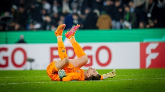 Moritz Nicolas liegt am Boden auf dem Feld.