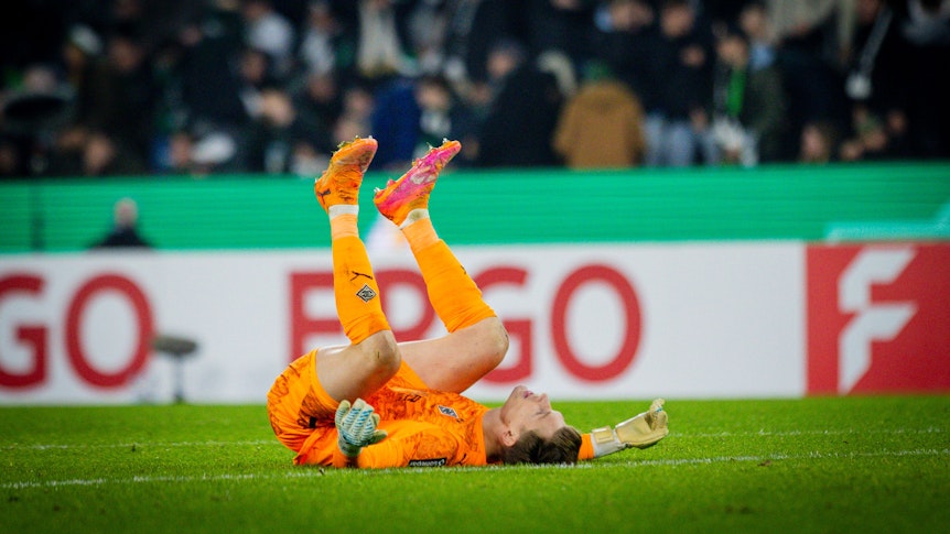 Moritz Nicolas liegt am Boden auf dem Feld.