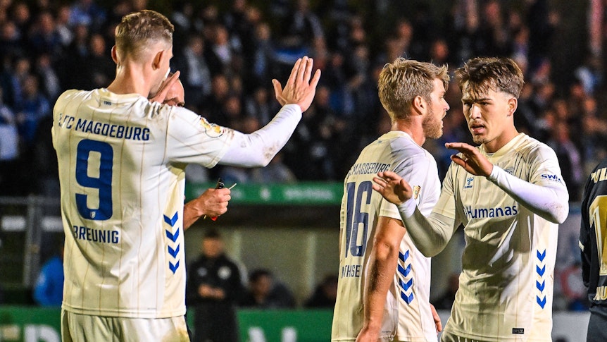 Maximilian Breunig und Noah Pesch klatschen sich ab.