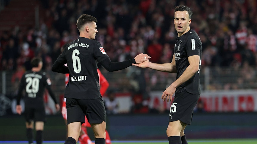 Yannik Engelhardt und Haris Tabakovic klatschen sich ab.