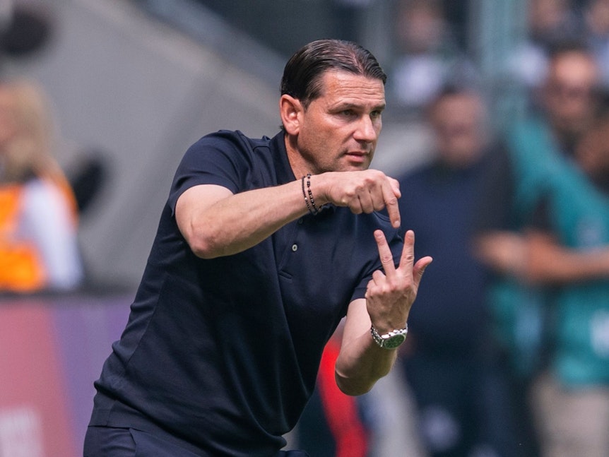 Gladbachs Trainer Gerardo Seoane gibt Anweisungen.