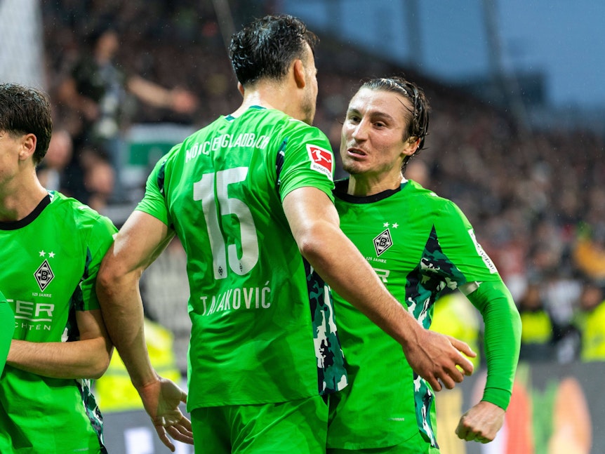 Haris Tabakovic und Rocco Reitz jubeln über ein Tor.