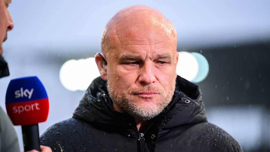 Rouven Schröder wartet bei einem Sky-Interview auf eine Frage.