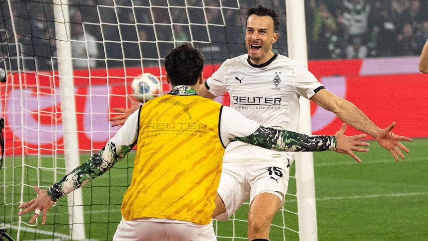 Haris Tabakovic feiert mit dem eingewechselten Giovanni Reyna ein Tor für Borussia Mönchengladbach.