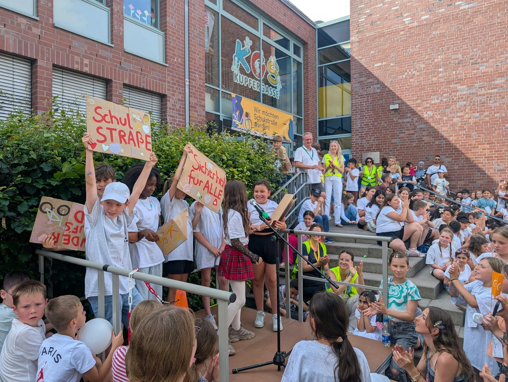 Schulstraßeninitiative: Porzer Grundschule fordert Schulstraße – mangelndes Tempo bei Umsetzung