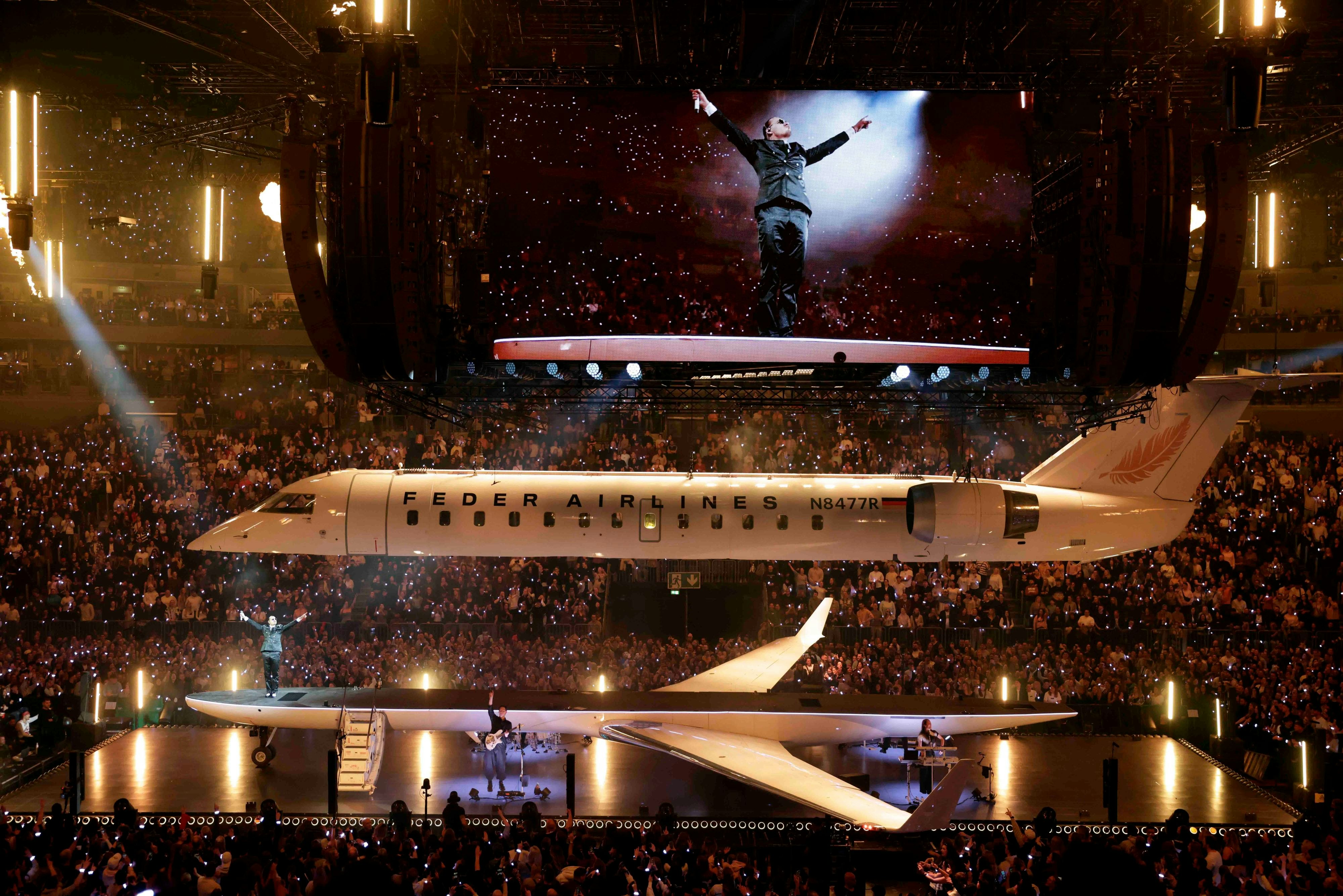 Fünf mal in Köln: Apache 207 verwandelt Lanxess-Arena in Flughafen mit einem echten Flugzeug