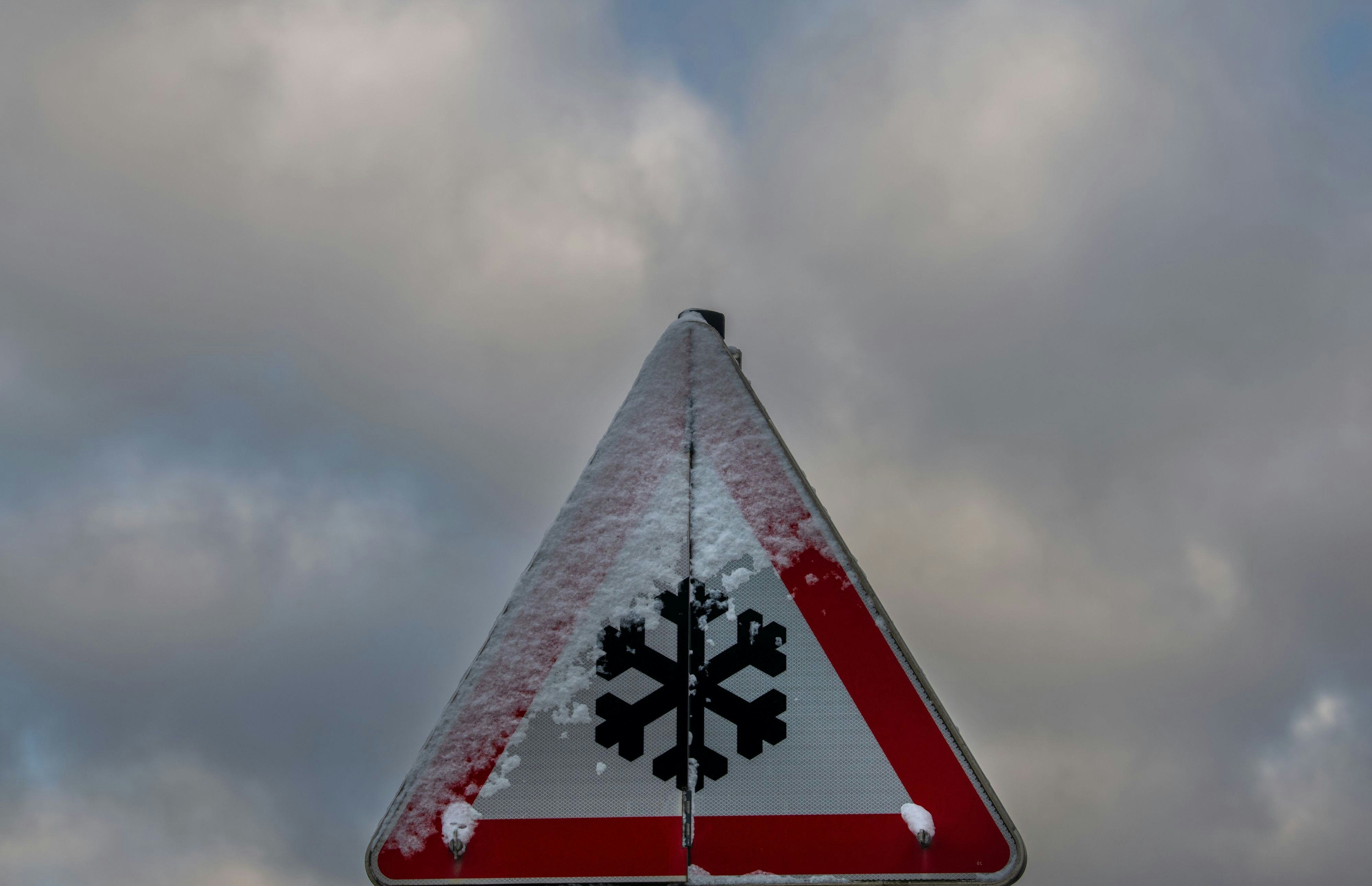 Auch Köln betroffen: DWD warnt vor Glatteis in der Nacht zu Montag