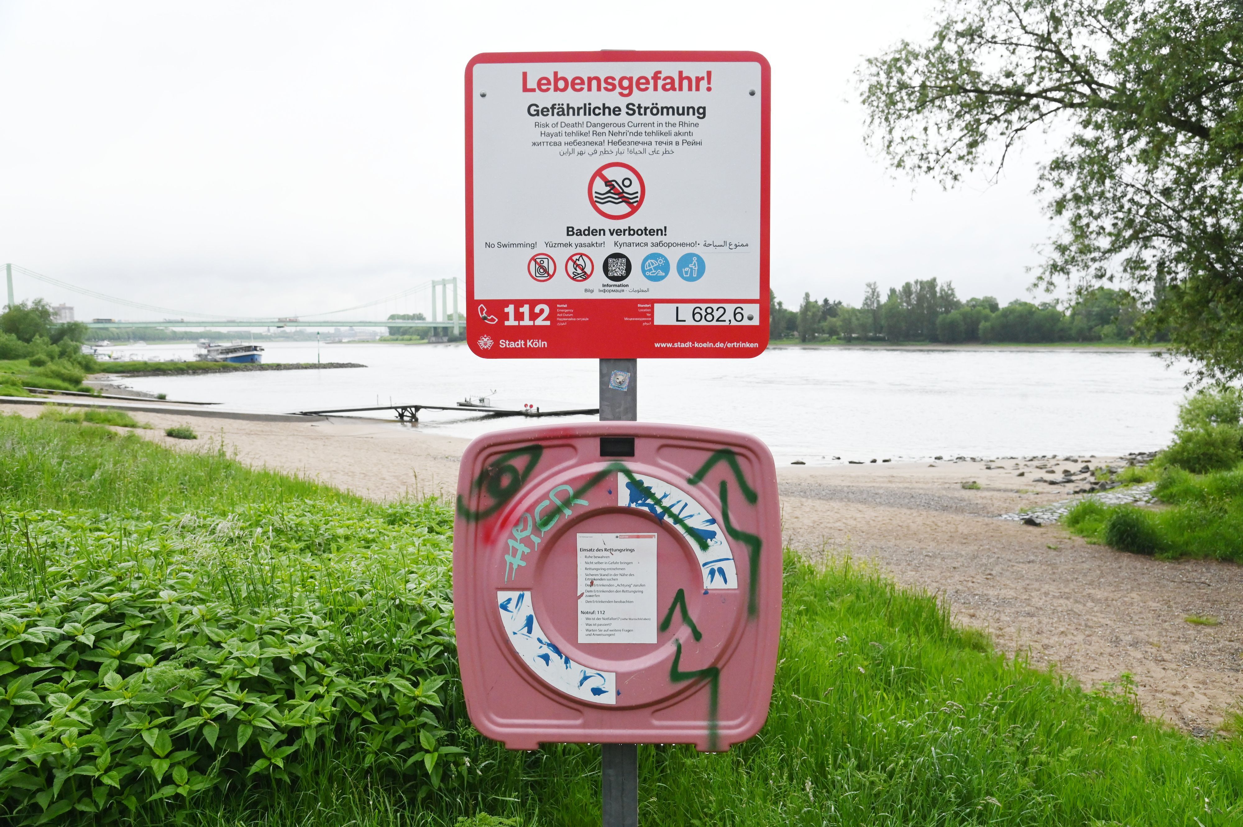 „Der Rhein ist saugefährlich“: Stadt Köln will Verstoß gegen Badeverbot mit bis zu 1000 Euro Bußgeld ahnden